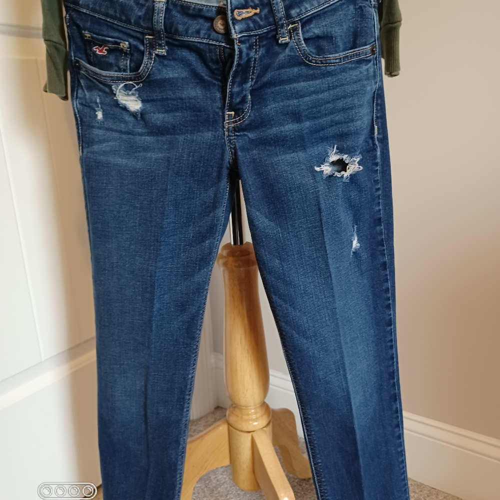 HOLLISTER JEANS 3R W26 LENGTH 24IN. JEANS SAY 26, BUT THEY HAVE BEEN ALTERED.